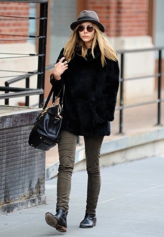 Comment porter un chapeau en laine gris foncé