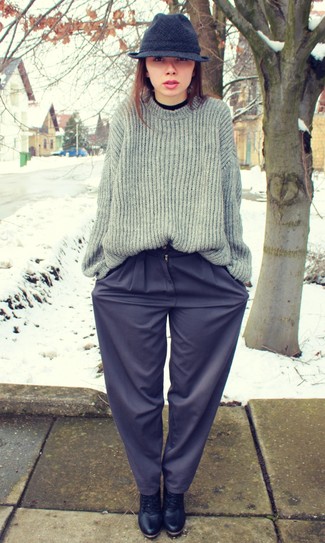 Comment porter un chapeau en laine gris foncé