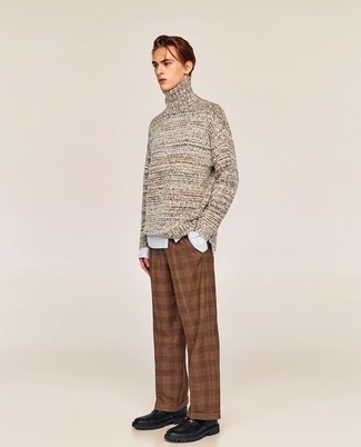 Comment porter un pull à col roulé en laine gris foncé à l'adolescence