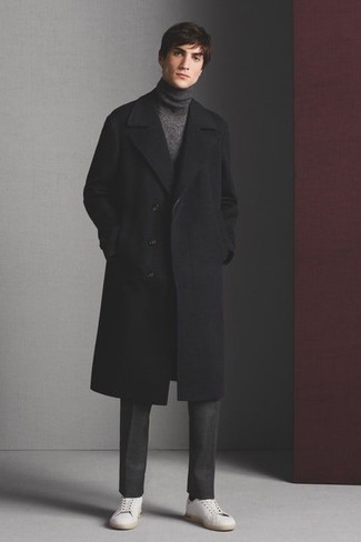 Comment porter un pull à col roulé en laine gris foncé