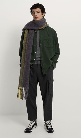 Comment porter un pull à col roulé en laine gris foncé