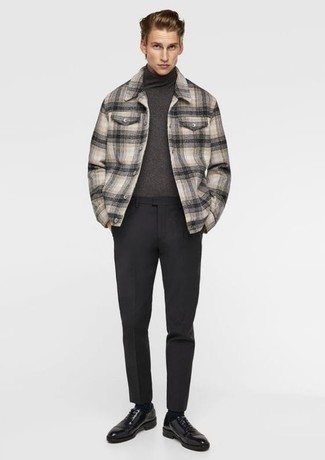 Comment porter un pull à col roulé en laine gris foncé