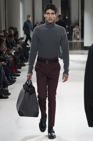 Comment porter un pull à col roulé en laine gris foncé