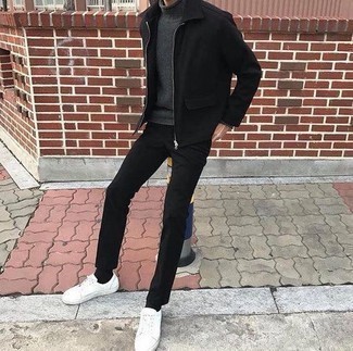 Comment porter un pull à col roulé en laine gris foncé