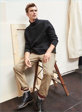 Comment porter un pull à col roulé en laine gris foncé