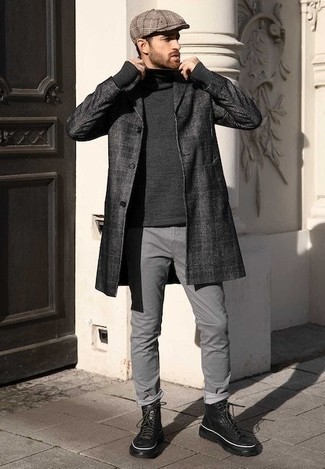 Comment porter un pull à col roulé en laine gris foncé