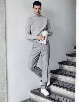 Comment porter un pull à col roulé en laine gris foncé à l'adolescence