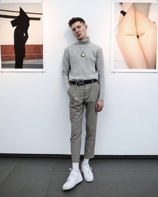 Comment porter un pull à col roulé en laine gris foncé à l'adolescence