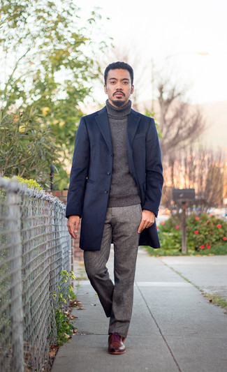 Comment porter un pull à col roulé en laine gris foncé