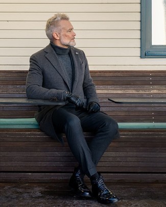 Comment porter un pull à col roulé en laine gris foncé