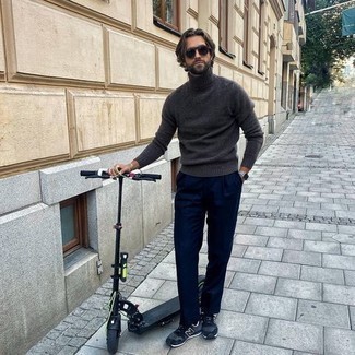 Comment porter un pull à col roulé en laine gris foncé pour un style chic decontractés