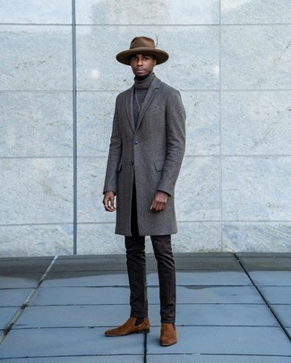 Comment porter un pull à col roulé en laine gris foncé pour un style chic decontractés