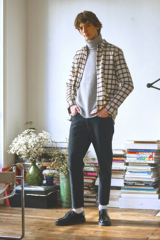 Comment porter un pull à col roulé en laine gris foncé à l'adolescence