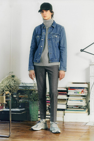 Comment porter un pull à col roulé en laine gris foncé à l'adolescence