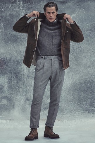 Comment porter un pull à col roulé en laine gris foncé pour un style chic decontractés