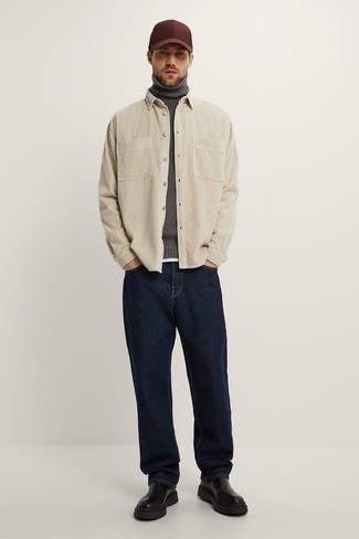 Comment porter un pull à col roulé en laine gris foncé pour un style chic decontractés