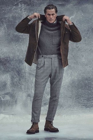 Comment porter un pull à col roulé en laine gris foncé pour un style chic decontractés