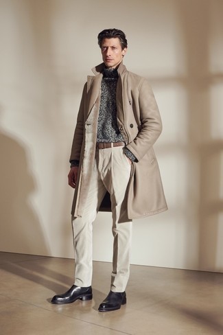 Comment porter un pull à col roulé en laine gris foncé pour un style chic decontractés