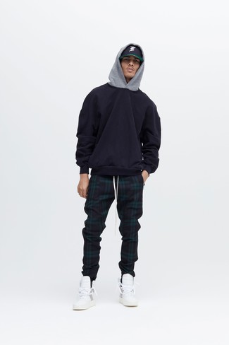 Comment porter un pantalon à carreaux au printemps