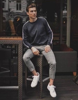 Comment porter un pantalon à carreaux au printemps