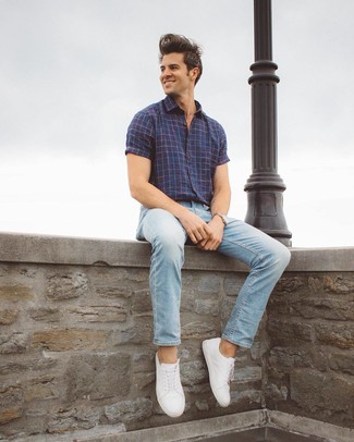 Comment porter une chemise à manches courtes bleue à 20 ans: Essaie d'harmoniser une chemise à manches courtes bleue avec un jean bleu clair pour une tenue idéale le week-end. Une paire de baskets basses en cuir blanches est une option génial pour complèter cette tenue.