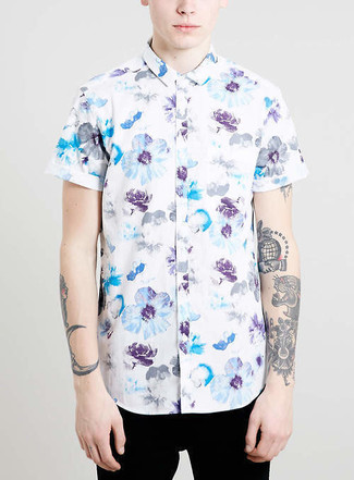 Tenue: Chemise à manches courtes à fleurs blanc et bleu, Jean noir