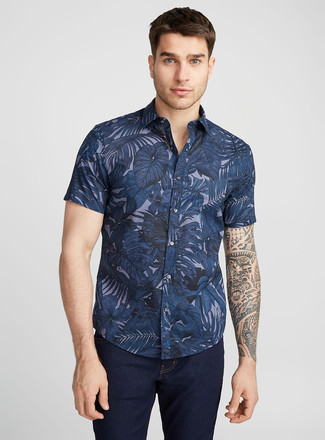 Tenue: Chemise à manches courtes à fleurs bleu marine, Jean bleu marine
