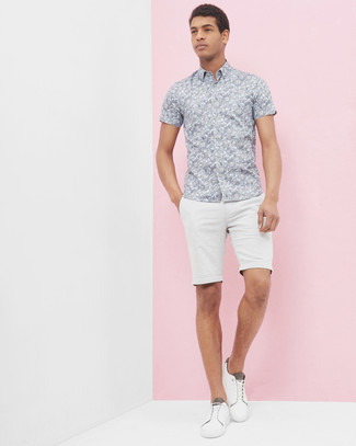 Tenue: Chemise à manches courtes à fleurs grise, Short blanc, Baskets basses blanches