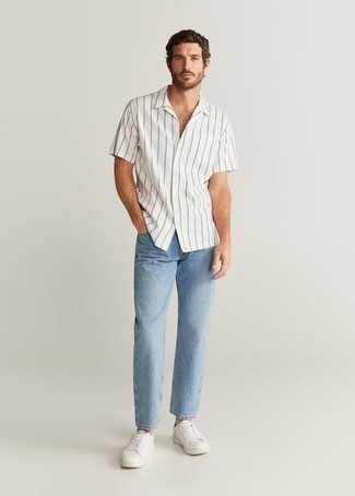 Comment porter un jean avec une chemise à manches courtes pour un style decontractés: Choisis une chemise à manches courtes et un jean pour un déjeuner le dimanche entre amis. Une paire de baskets basses en toile blanches est une option parfait pour complèter cette tenue.