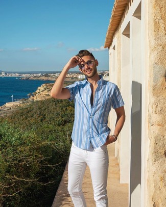 Tenue: Chemise à manches courtes à rayures verticales bleu clair, Jean blanc, Lunettes de soleil grises