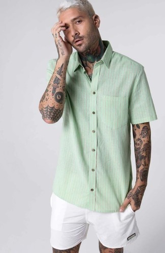 Comment porter une chemise à manches courtes à rayures verticales vert menthe: Associe une chemise à manches courtes à rayures verticales vert menthe avec un short blanc pour un look de tous les jours facile à porter.