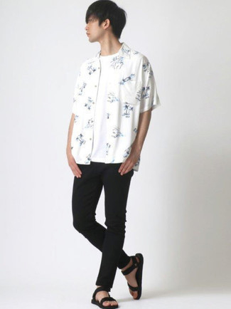 Tenue: Chemise à manches courtes imprimée blanc et bleu marine, T-shirt à col rond blanc, Jean skinny noir, Sandales en toile noires