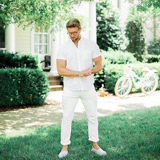 Comment porter des espadrilles à 30 ans: Opte pour une chemise à manches courtes blanche avec un jean skinny blanc pour une tenue idéale le week-end. Une paire de espadrilles apportera une esthétique classique à l'ensemble.