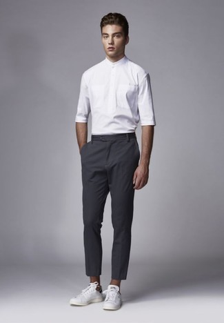 Une chemise à manches courtes à porter avec un pantalon chino gris: Harmonise une chemise à manches courtes avec un pantalon chino gris pour un look de tous les jours facile à porter. Une paire de baskets basses en cuir blanches est une option avisé pour complèter cette tenue.
