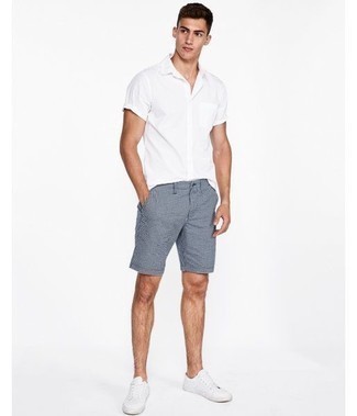 Tenue: Chemise à manches courtes blanche, Short à carreaux bleu marine, Baskets basses en cuir blanches