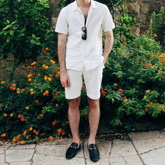 Tenue: Chemise à manches courtes blanche, Short blanc, Slippers en cuir noirs, Lunettes de soleil marron foncé