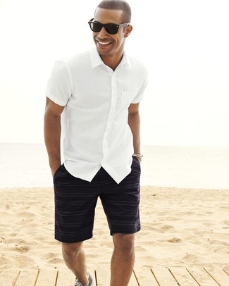 Tenue: Chemise à manches courtes blanche, Short à rayures horizontales noir, Baskets basses grises, Lunettes de soleil noires