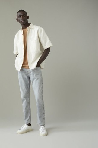 Tenue: Chemise à manches courtes blanche, T-shirt à col rond marron clair, Jean gris, Baskets basses en toile blanches