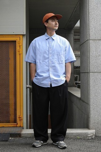 Tenue: Chemise à manches courtes bleu clair, Pantalon chino noir, Chaussures de sport grises, Casquette de base-ball orange
