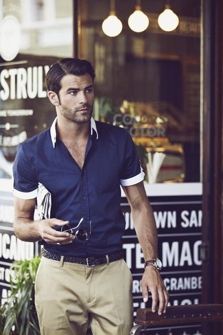 Comment porter une ceinture en cuir tressée noire: Pense à associer une chemise à manches courtes bleu marine avec une ceinture en cuir tressée noire pour un look idéal le week-end.
