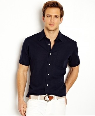 Comment porter une chemise à manches courtes bleu marine pour un style decontractés en été à 30 ans: Associe une chemise à manches courtes bleu marine avec un short blanc pour une tenue confortable aussi composée avec goût. Un look sympa pour bien démarrer l'été.
