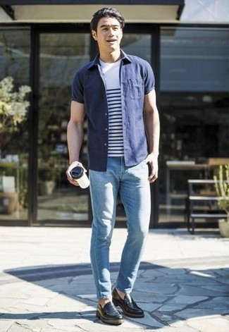 Un jean à porter avec une chemise à manches courtes bleue à 20 ans: Associe une chemise à manches courtes bleue avec un jean pour une tenue idéale le week-end. Apportez une touche d'élégance à votre tenue avec une paire de slippers en cuir noirs.