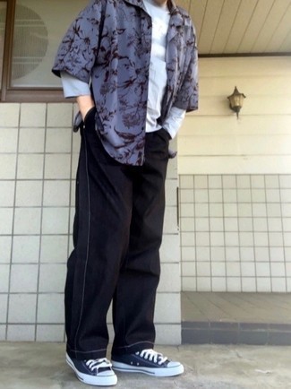 Une chemise à manches courtes à porter avec un pantalon chino noir: Pense à associer une chemise à manches courtes avec un pantalon chino noir pour un look de tous les jours facile à porter. Termine ce look avec une paire de baskets basses en toile bleu marine et blanc.