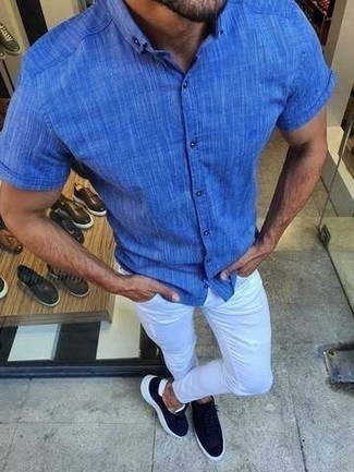 Comment porter une chemise à manches courtes bleue avec des baskets basses en toile bleu marine à 30 ans: Associe une chemise à manches courtes bleue avec un jean blanc pour un déjeuner le dimanche entre amis. Assortis ce look avec une paire de baskets basses en toile bleu marine.