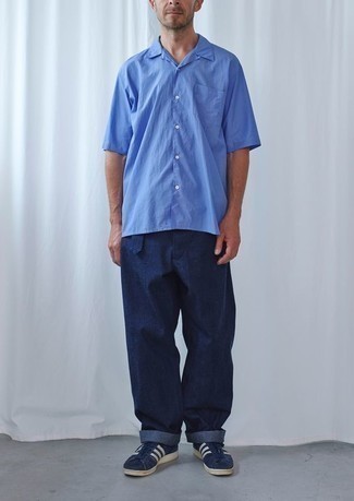 Tenue: Chemise à manches courtes bleue, Pantalon chino bleu marine, Baskets basses en daim bleu marine et blanc