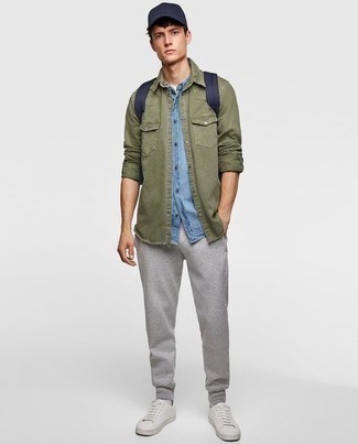 Tenue: Chemise à manches courtes en chambray bleu clair, Chemise en jean olive, Pantalon de jogging gris, Baskets basses en cuir blanches