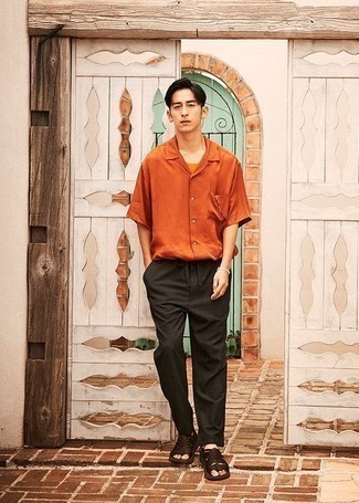 Tenue: Chemise à manches courtes orange, Débardeur orange, Pantalon chino noir, Sandales en cuir marron foncé