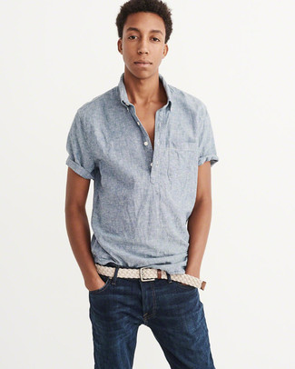Une chemise à manches courtes à porter avec un jean bleu marine pour un style decontractés: Associe une chemise à manches courtes avec un jean bleu marine pour un look de tous les jours facile à porter.