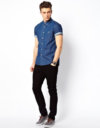 Tenue: Chemise à manches courtes en denim bleue, Jean noir, Tennis gris