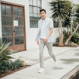 Comment porter un jean gris foncé avec des baskets basses blanches en été: Porte une chemise à manches courtes grise et un jean gris foncé pour une tenue idéale le week-end. Cette tenue est parfait avec une paire de baskets basses blanches. Cette tenue fait plutôt estivale.
